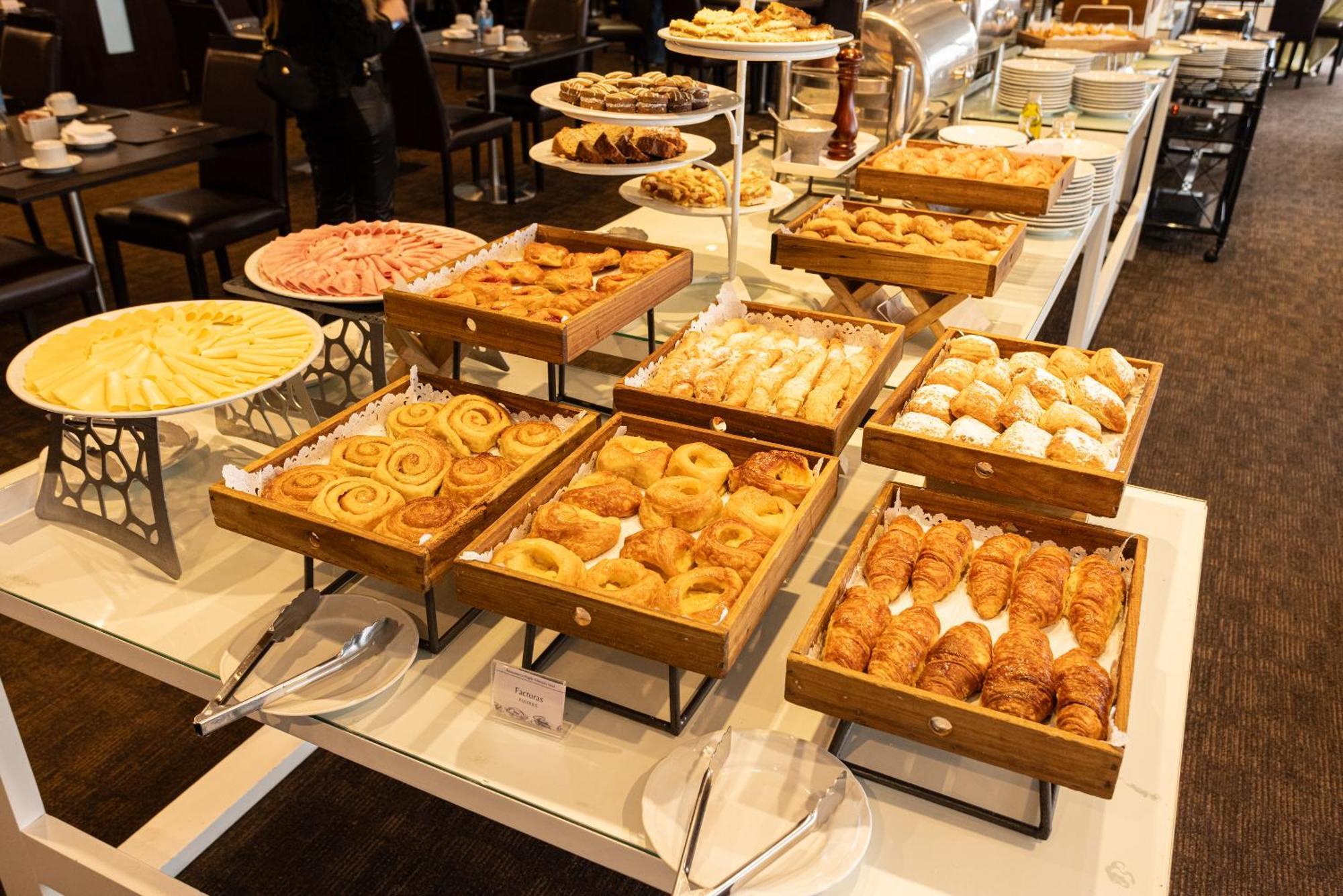 Libertador Hotel Buenos Aires Extérieur photo A buffet at a hotel